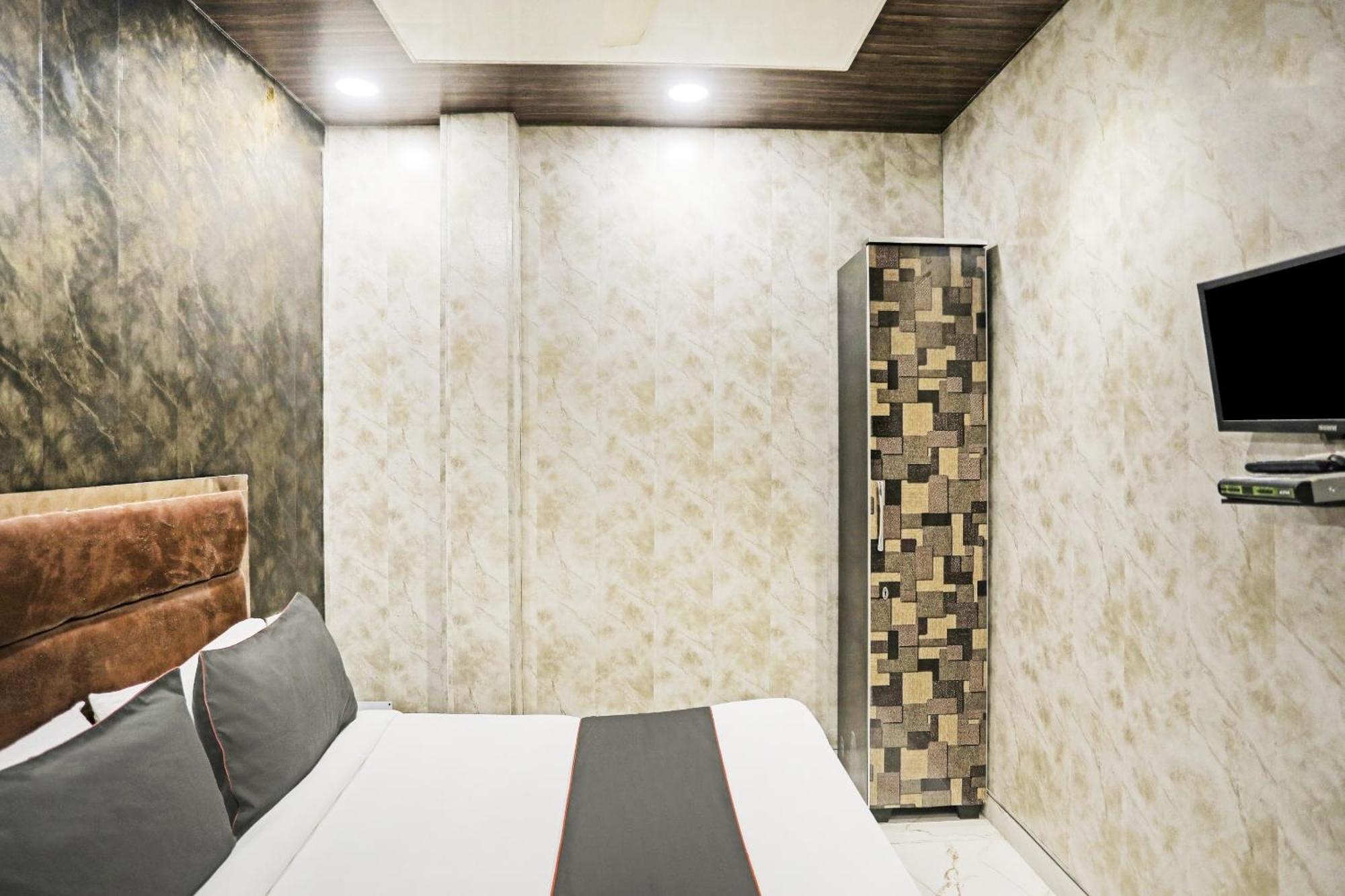 Hotel O Kashish Residency Near Model Town Metro Station Nuova Delhi Esterno foto